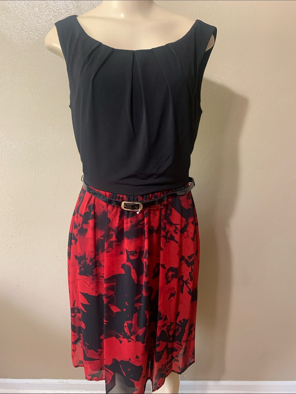 Connected size 6 Black & Red Floral Dress with Belt NWT